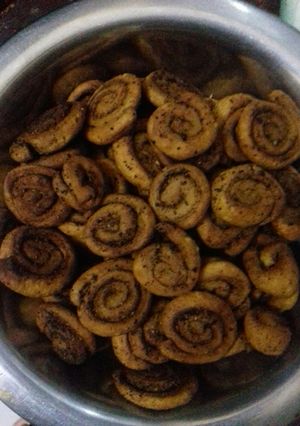 चटपटी भाखरवाडी (bakarvadi recipe in hindi) रेसिपी मुख्य फोटो