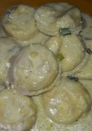 Una foto de Sorrentinos caseros con salsa blanca y verdeo