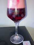 Postre en copa de frutillas, arándanos y crema