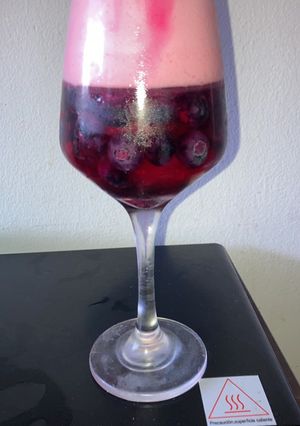 Una foto de Postre en copa de frutillas, arándanos y crema