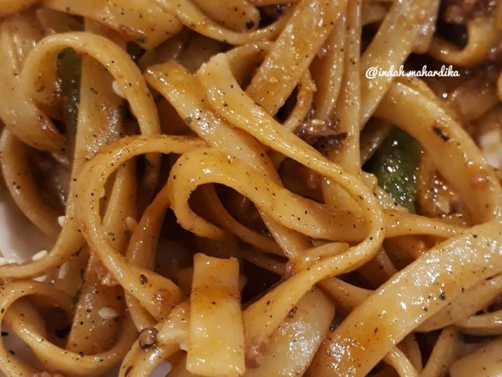 Cara Mudah Membuat Resep Fettuccine Beef Pepperoni Blackpepper yang Bikin Ngiler