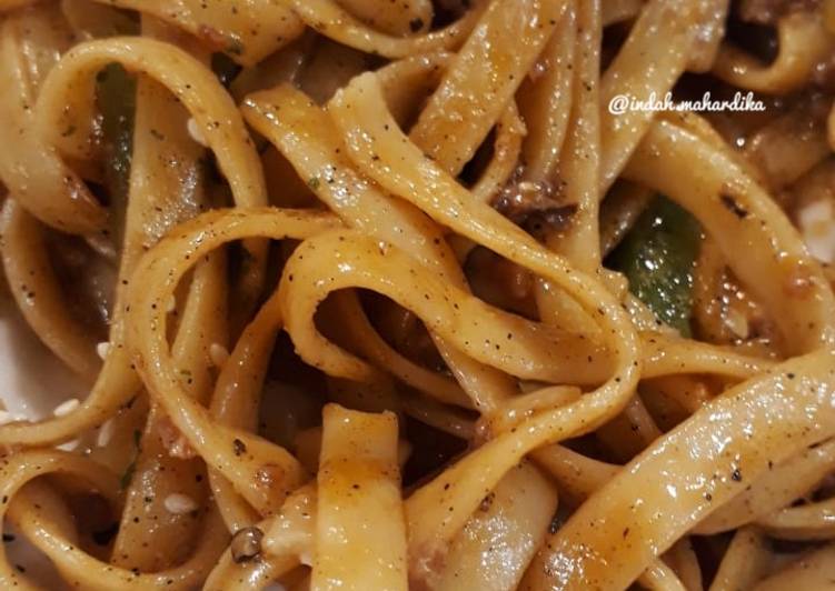 Resep Fettuccine Beef Pepperoni Blackpepper, Lezat Sekali