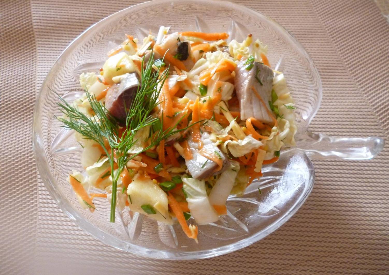 Салат с квашеной капустой и яблоком