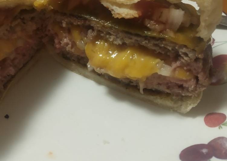 Hamburguesas rellenas de cheddar