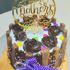 KitKat chocolate cake 🍰 A picture of KitKat chocolate cake 🍰.