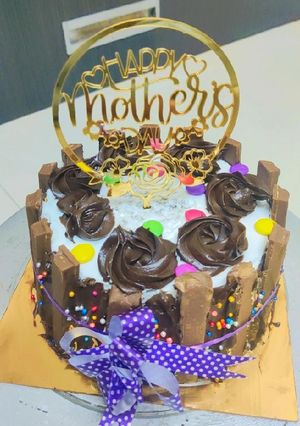A picture of KitKat chocolate cake 🍰.