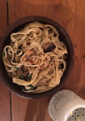 Una foto de Fideos con hongos, oliva y nueces