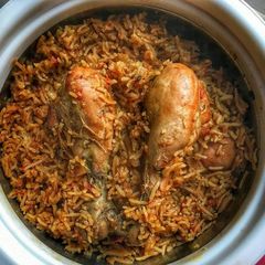 A picture of Handi chicken biryani.
