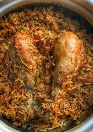 A picture of Handi chicken biryani.