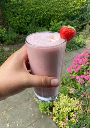A picture of Strawberry, vanilla ice cream milkshake.