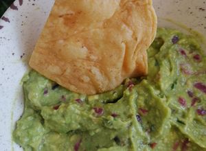 Una foto de Guacamole con sobritas del pedido de la taquería