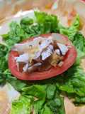 Tomate relleno con pollo (cocido)