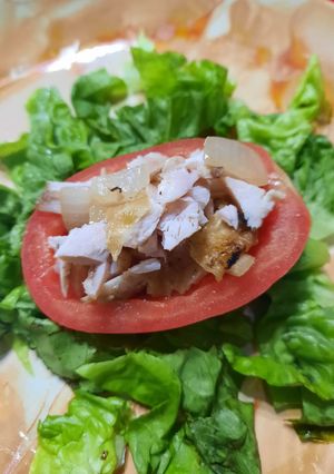 Una foto de Tomate relleno con pollo (cocido)