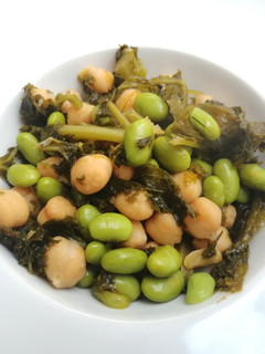 Una foto de Guiso de edamame con kale y garbanzos