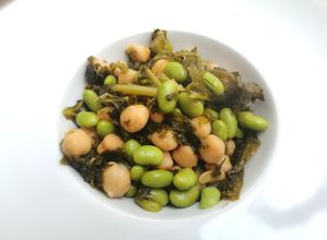 Una foto de Guiso de edamame con kale y garbanzos