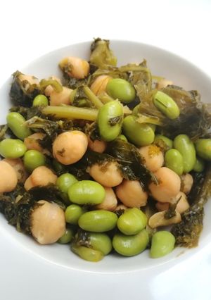 Una foto de Guiso de edamame con kale y garbanzos