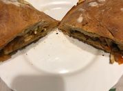 Una foto de calzone de berenjena