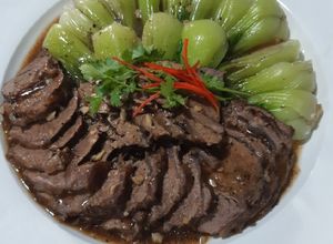 Hình của món Bò hầm tiêu cải thìa.
