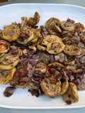 Courgettes jaunes marinées à l’oignon rouge et épices à la plancha