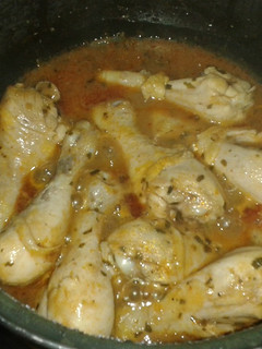 Una foto de Muslos de pollo a la cazuela con chimichurri