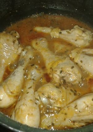 Una foto de Muslos de pollo a la cazuela con chimichurri