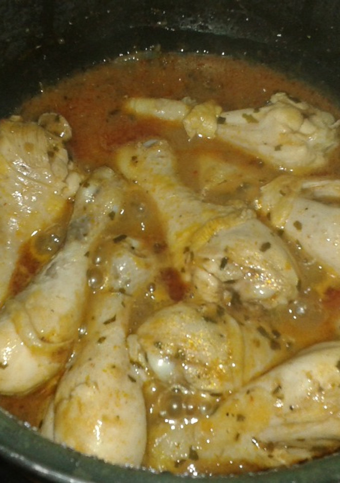 Una foto de Muslos de pollo a la cazuela con chimichurri