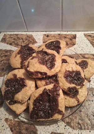 Una foto de Galletas materas de vainilla rellenas con chocolate🫓🍫
