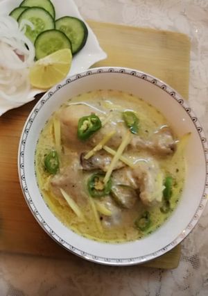 A picture of Chicken white karahi.