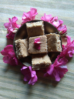 સુખડી(sukhdi,Recipe in Gujarati) રેસીપી મુખ્ય ફોટો