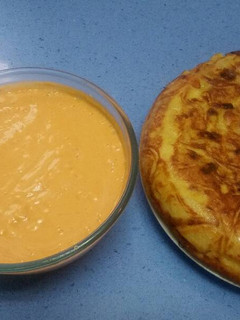Una foto de Tortilla de patatas y salmorejo