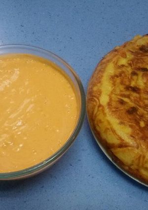 Una foto de Tortilla de patatas y salmorejo