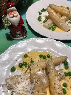 Una foto de Espárragos blancos, con espuma, guisantes y parmesano. (de Isma Prados)