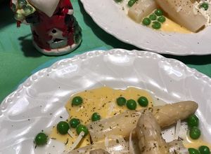 Foto principal de Espárragos blancos, con espuma, guisantes y parmesano. (de Isma Prados)