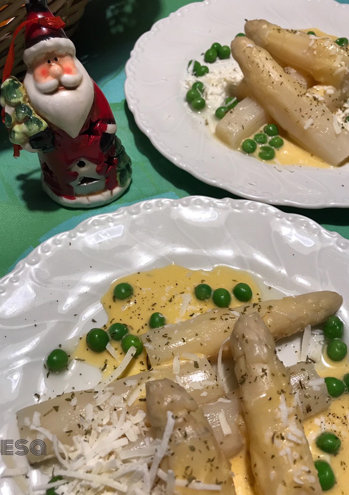 Una foto de Espárragos blancos, con espuma, guisantes y parmesano. (de Isma Prados)