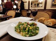 Una foto de guisante congelado con jamón serrano