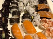 Una foto di riso venere al salmone