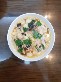 Hình của món Canh gà viên với nấm kim châm.