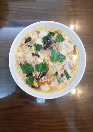 Hình của món Canh gà viên với nấm kim châm.