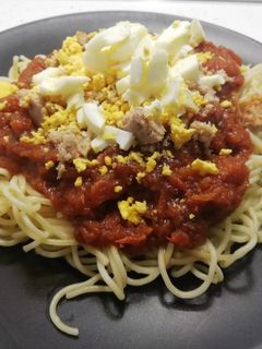 Una foto de Espaguetis con tomate casero, atún y huevo duro