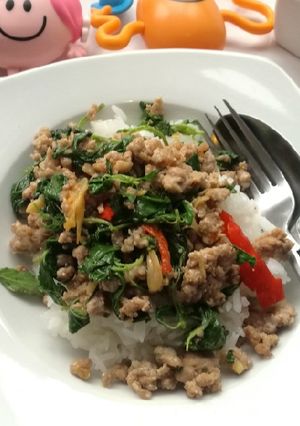 รูปของ กระเพราหมูสับราดข้าวสวย