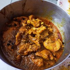 A picture of Dahi and black pepper chicken.