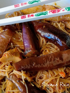 Una foto de 144.🍜Fideos de arroz con berenjena, heura y kimchi🍆(Vegano)