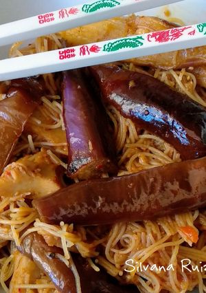 Una foto de 144.🍜Fideos de arroz con berenjena, heura y kimchi🍆(Vegano)