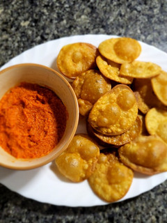 Una foto de Hummus de garbanzos y pimiento del piquillo con mini tortitas
