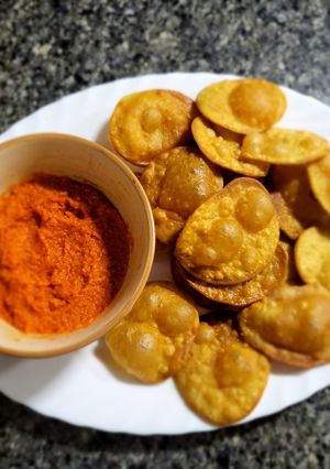 Una foto de Hummus de garbanzos y pimiento del piquillo con mini tortitas