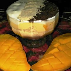A picture of Mango and Cookie Parfait:.