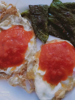 Una foto de Felicidad, con huevos, patatas agrias y pimientos💖💖💫💫