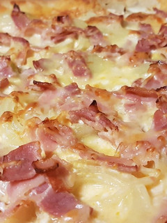 Una foto de Pizza carbonara 🍕