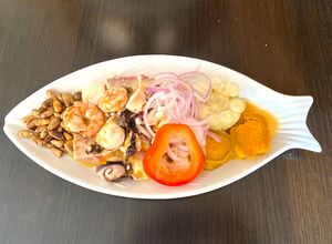 Una foto de Ceviche de toyo a la plancha con mariscos