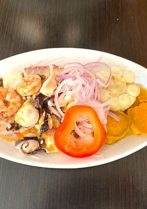 Una foto de Ceviche de toyo a la plancha con mariscos